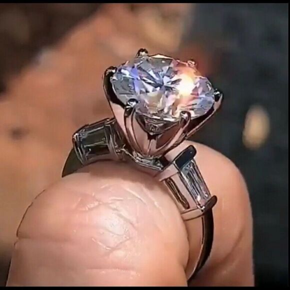 Beautiful 3ct CZ Diamond & Baguettes Ring - Picture 5 of 5